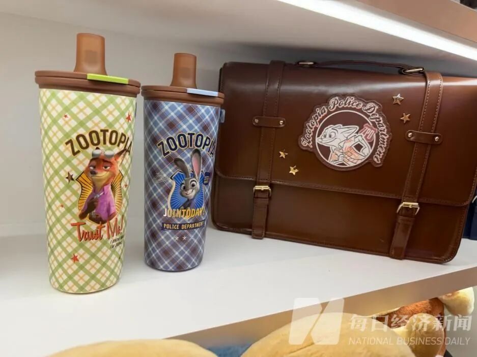 观众占比近半联名周边产品被抢购二手平台上一个冰箱贴转手价达20元pg电子试玩电影《疯狂动物城2》票房破5亿元！20至29岁年轻(图2)